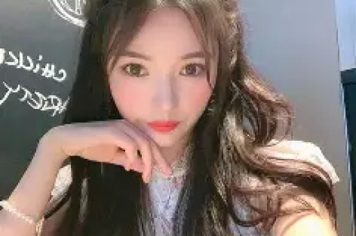 刚分手一周！八卦媒体爆料：维尼修斯在私人场所与数位女性聚会